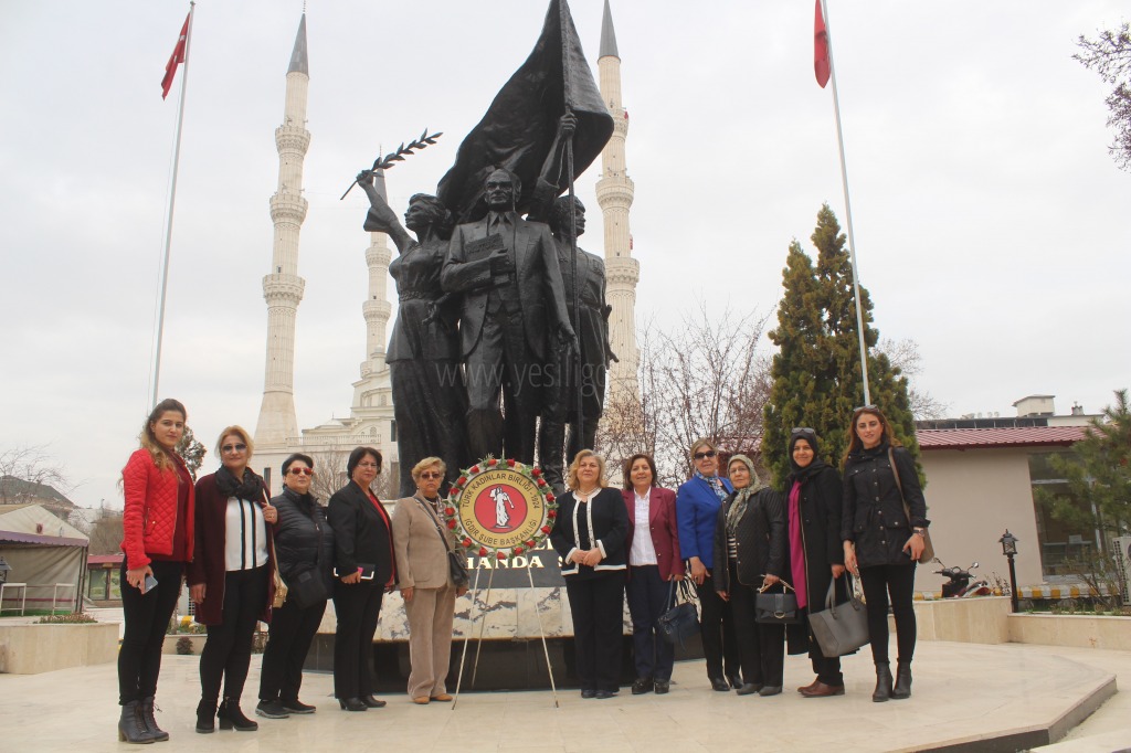 8 Mart Dünya Kadınlar Günü Nedeniyle Atatürk Anıtı'na Çelenk Bırakıldı