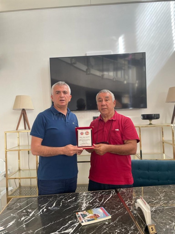 SERDAR ÜNSALDAN AZERTAÇ TEMSİLCİSİ SABİR ŞAHTAHTIYA PLAKET