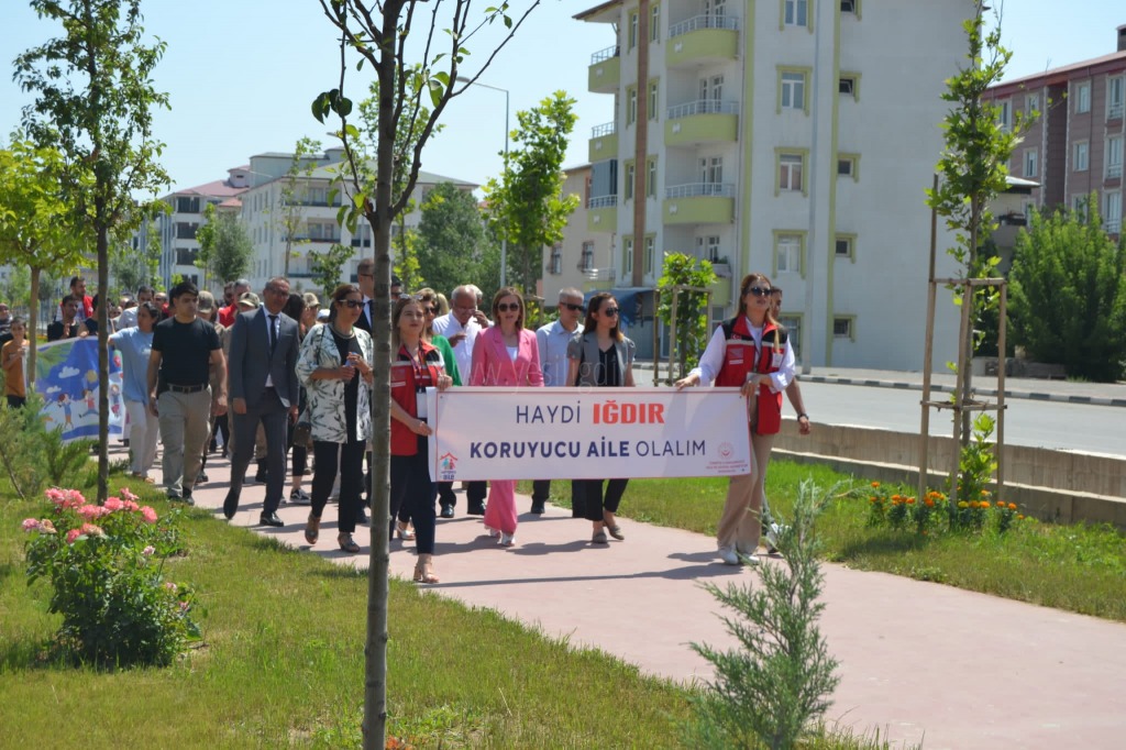 Iğdırda Koruyucu Aile Günü Dolayısıyla Yürüyüş Yapıldı