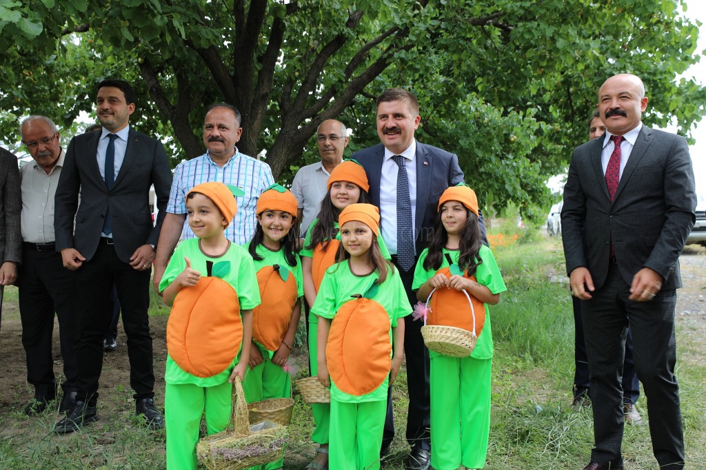 4 IĞDIR KAYISI TANITIM VE HASAT GÜNLERİ ETKİNLİĞİ DÜZENLENDİ