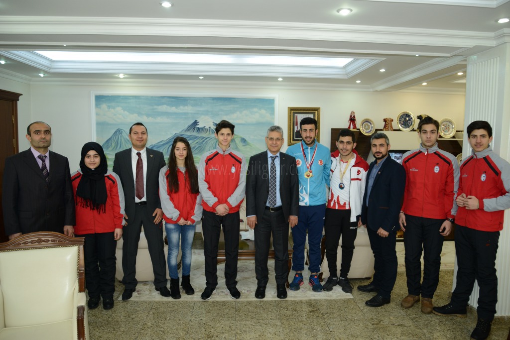 MİLLİ SPORCULARDAN VALİ ALPMANA ZİYARET