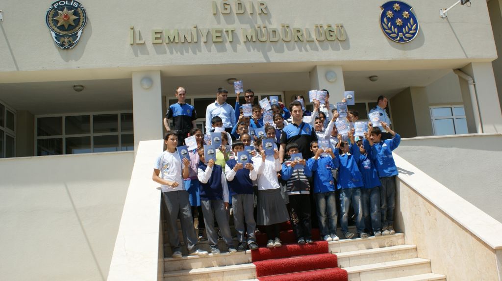 Polis Öğrenci El Ele Gezisi