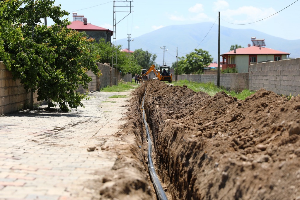 Emek Mahallesinde Alt Yapı Çalışmaları Devam Ediyor