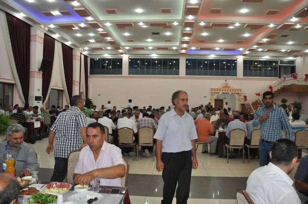 Hayırsever İş Adamından İftar Yemeği