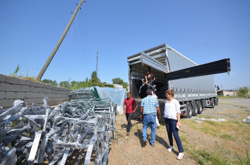 IĞDIRA BIRAKILACAK PARK BAHÇE EKİPMANLARINI GETİREN TIRLAR BOŞALIYOR