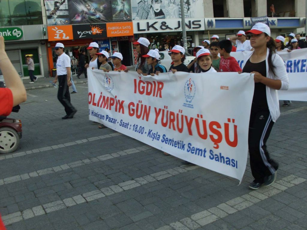 Iğdır'da Olimpik Gün Yürüyüşü Yapıldı