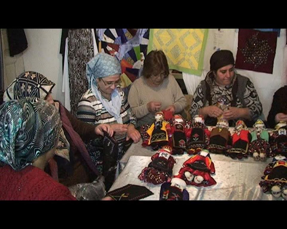 Kars'ta Yöresel Bezbebekler Kadınların Ev Ekonomilerine Katkı Sunuyor
