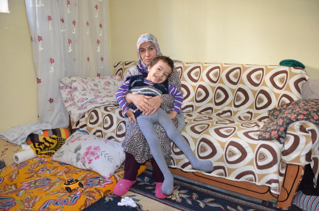 Zihinsel ve bedensel engelli Alperen yardım bekliyor