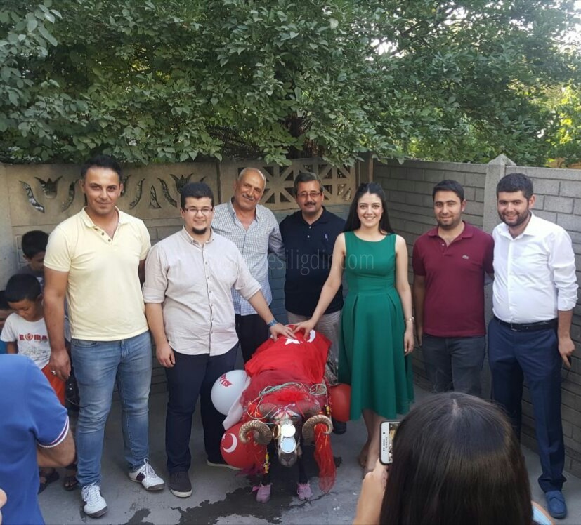 NİŞANLI KIZLARA KOÇLAR GÖNDERİLDİ