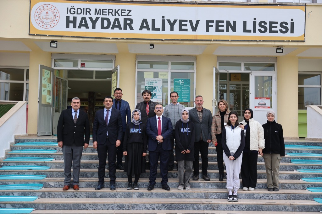 Vali Ercan Turan Öğrenciler ile Okul Bahçesinde Sohbet Etti
