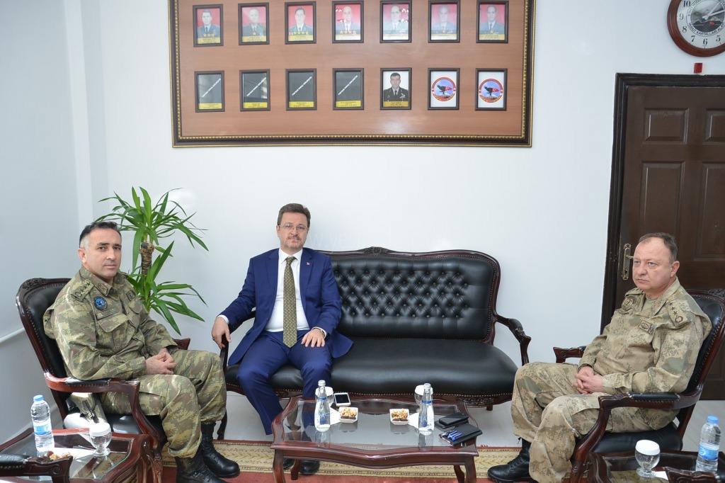 VALİ ÜNLÜDEN GARNİZON KOMUTANINA İADE-İ ZİYARET