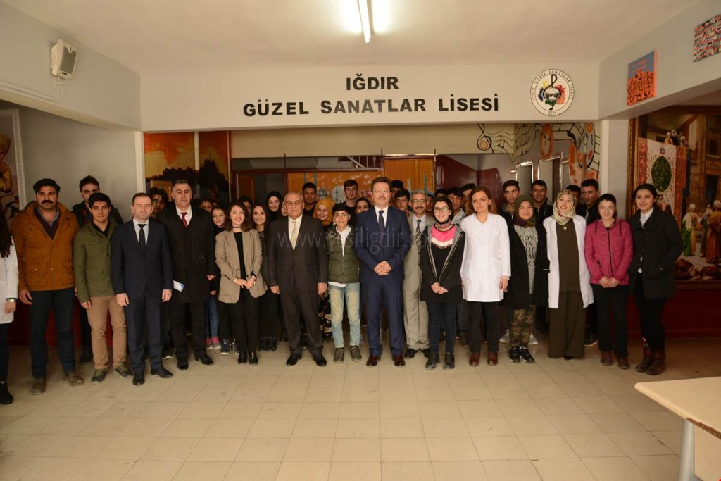 YENİ EĞİTİM-ÖĞRETİM DÖNEMİNİN İLK DERS ZİLİNİ VALİMİZ ÇALDI