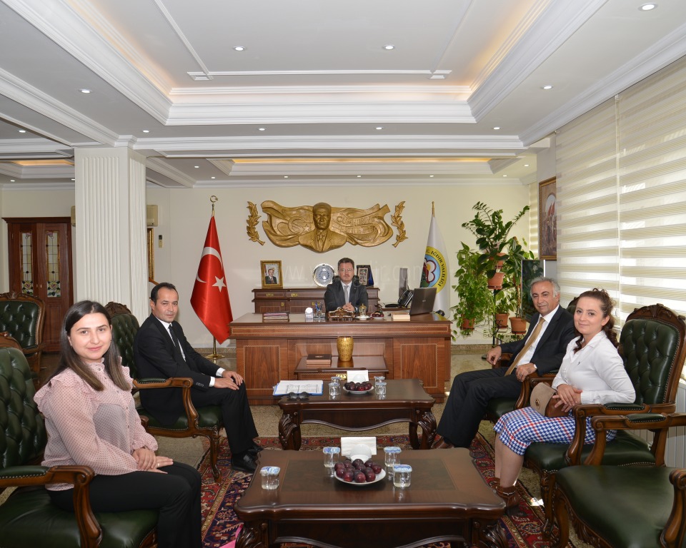 Milli Eğitim Müdürü ve Beraberindekiler Vali Enver Ünlü'yü Ziyaret Etti