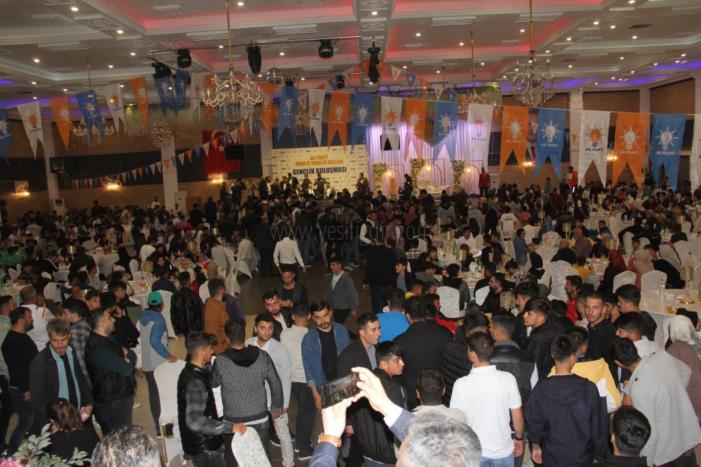 Gençler Alagözü sevgiyle kucakladılar