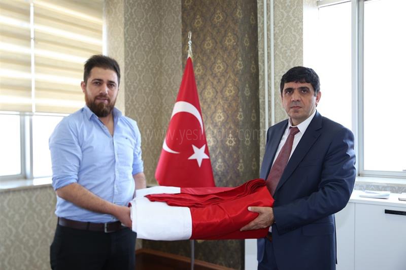 İş adamı Erbil Tavus Iğdır Üniversitesine Türk Bayrağı Hediye Etti