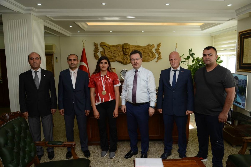 AVRUPA ÜÇÜNCÜSÜ SPORCUMUZ VALİ ÜNLÜYÜ ZİYARET ETTİ