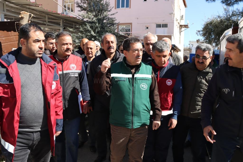BAKAN YARDIMCISI DR NİHAT PAKDİL DEPREM BÖLGESİNDE