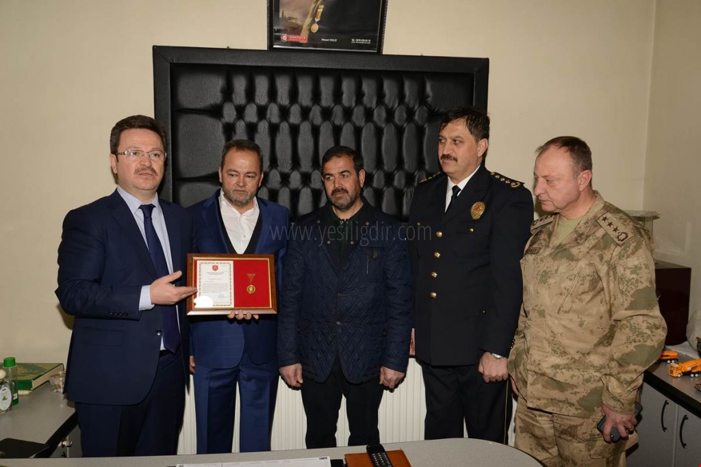 VALİ ÜNLÜ İŞ ADAMINA ALTIN MADALYA BERATINI TAKDİM ETTİ