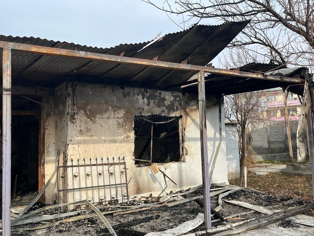 Hırsızlar Evi Soydu Ardından Ateşe Verdi