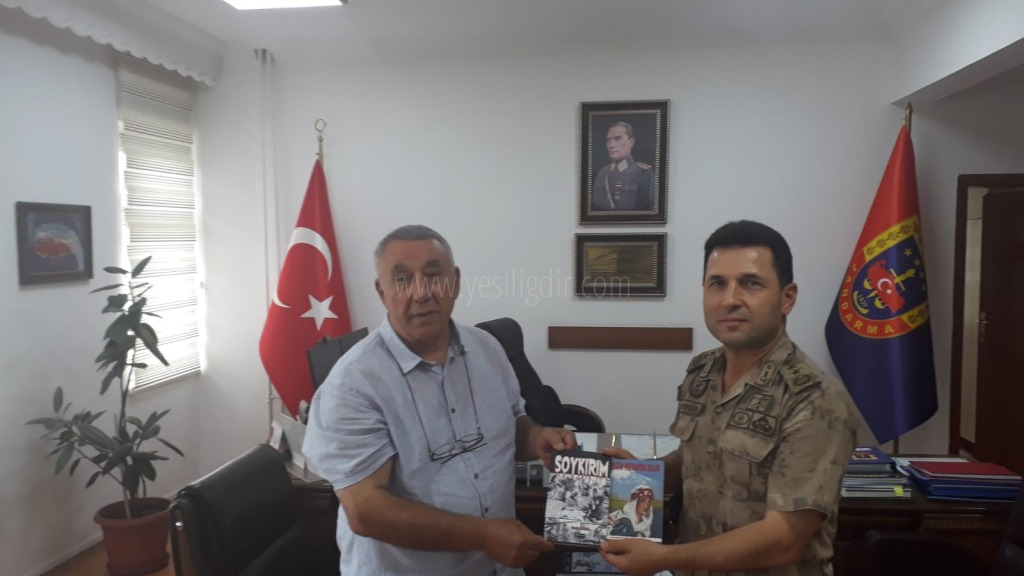 SERDAR ÜNSAL SOYKIRIM VE YÜREĞİM İREVANDA KALDI ROMANINI IĞDIR JANDARMA KOMUTANINA HEDİYE ETTİ