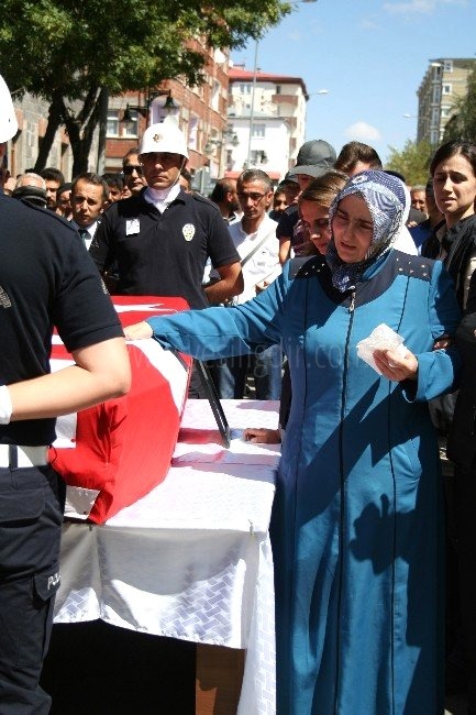Başbakan Davutoğlu Karslı Şehidin Eşini Örnek Gösterdi