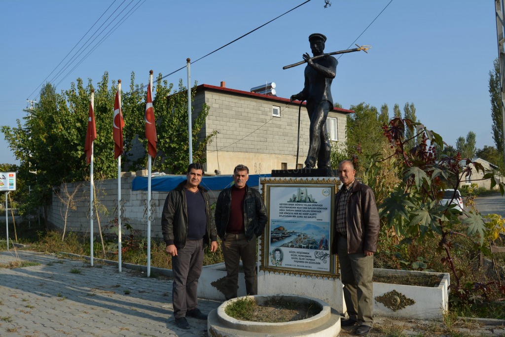 ESKİDEN YAŞADIĞI KASABAYI HEYKELERLE VE ÇİÇEKLERLE DONATTI