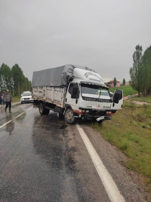 Bayburtta kamyonla minibüs çarpıştı 2 yaralı
