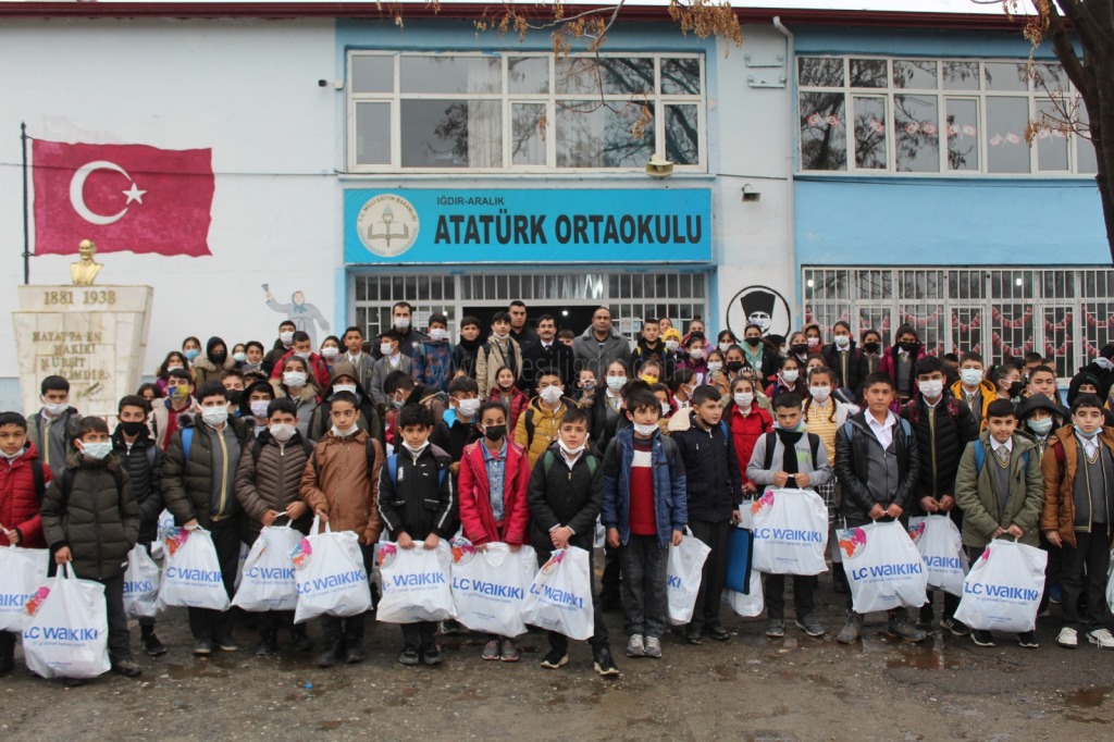 LC Waikikiden aralık ilçesindeki öğrencilere Giyim Yardımı