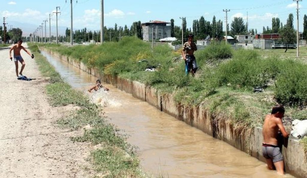 Iğdır'da çocuklar sulama kanalına akın etti