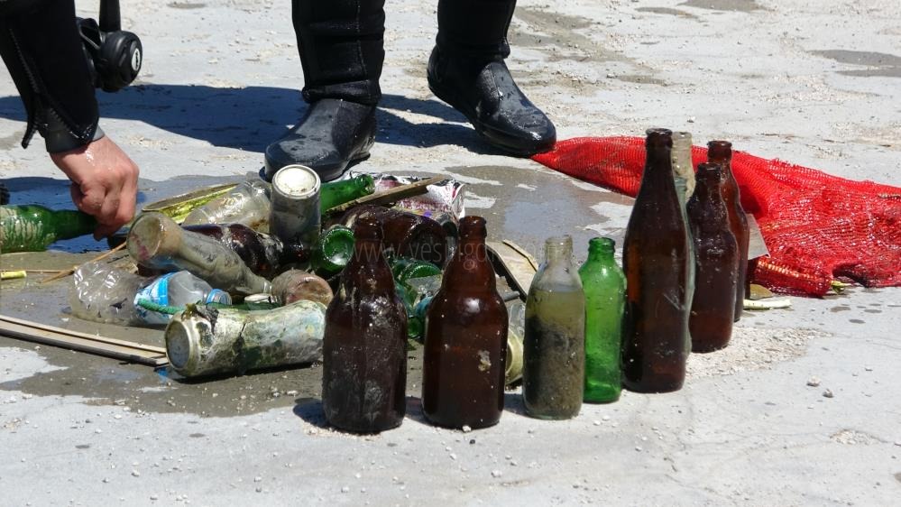 Van Gölü'ne dalış yapan dalgıçlar 10 dakikada çok miktarda çöp çıkardı