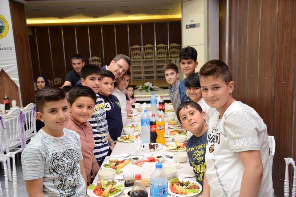 VALİ ÜNLÜ KURUM PERSONELLERİYLE BİRLİKTE İFTAR YAPTI