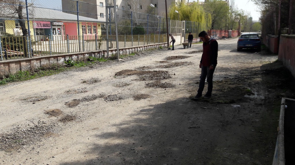 ÇUKURLAR KISA SÜRELİĞİNE DOLDURULDU