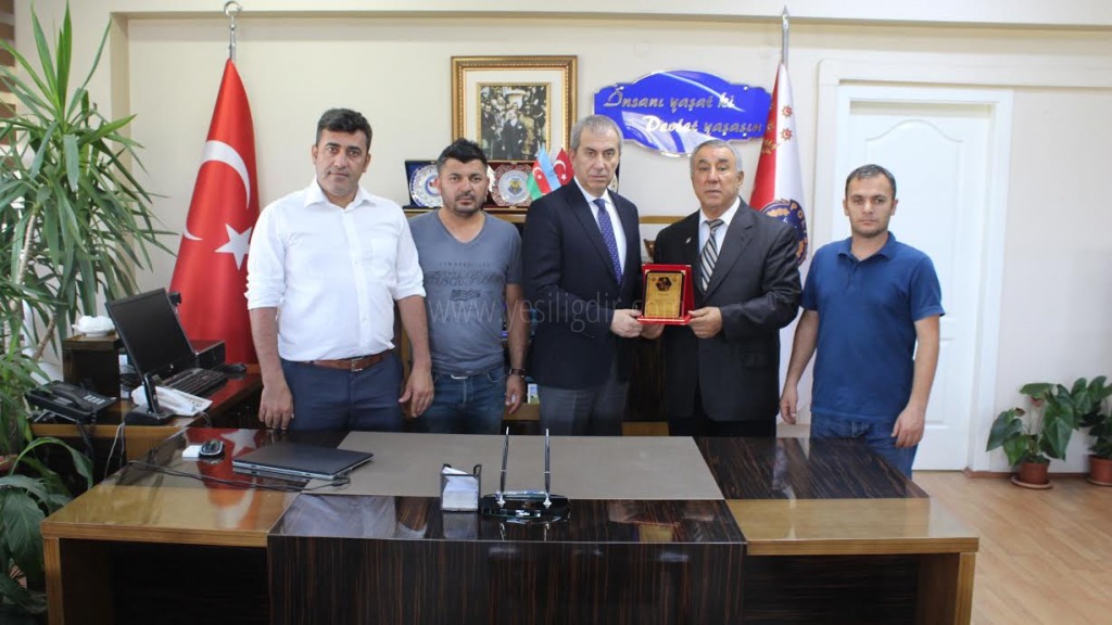 TADDEFDEN EMNİYET MÜDÜRÜ YÜKSEL BABALA DEMOKRASİ PLAKETİ