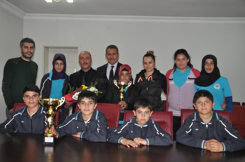 ENGİNALAN ORTAOKULU ÖĞRETMEN VE ÖĞRENCİLERİ MİLLİ EĞİTİM MÜDÜRÜNÜ ZİYARET ETTİ