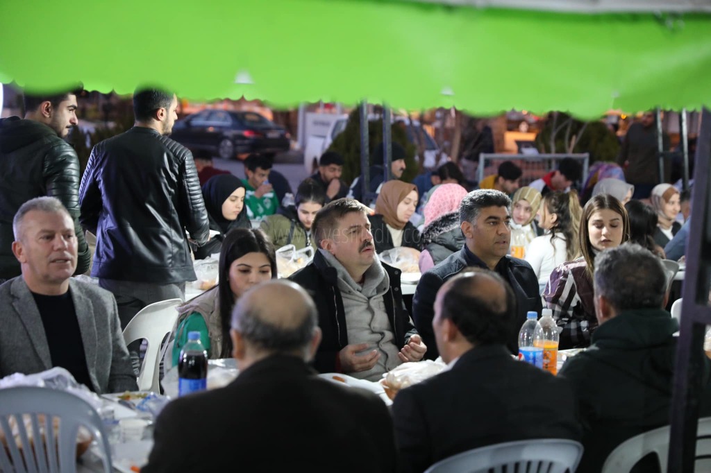 Vali Sarıibrahim Vatandaşla Belediye Çadırında İftar Açtı