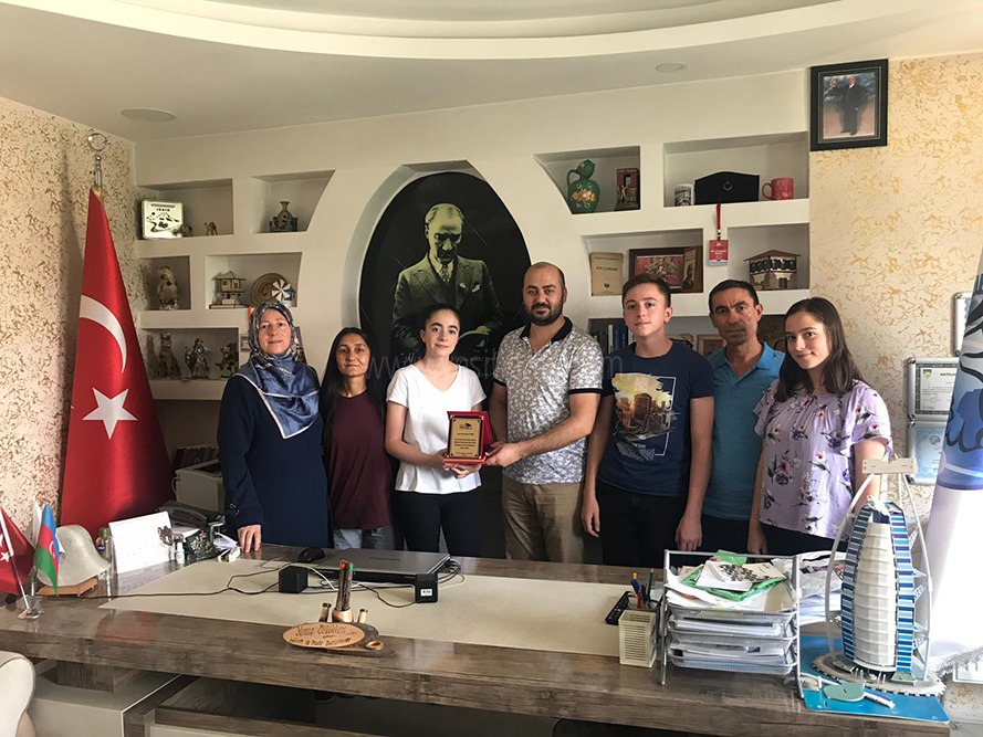 BİLGE KURS MÜDÜRÜ YENİŞ ÇELİKTEN TÜRKİYE 1 Sİ HATİCE KÜBRA GÜNEŞE PLAKET VERDİ