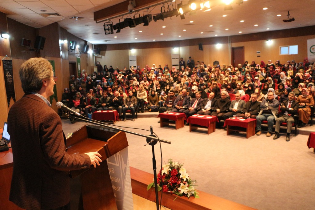Nebevi Ahlak Konulu Konferansa Yoğun İlgi