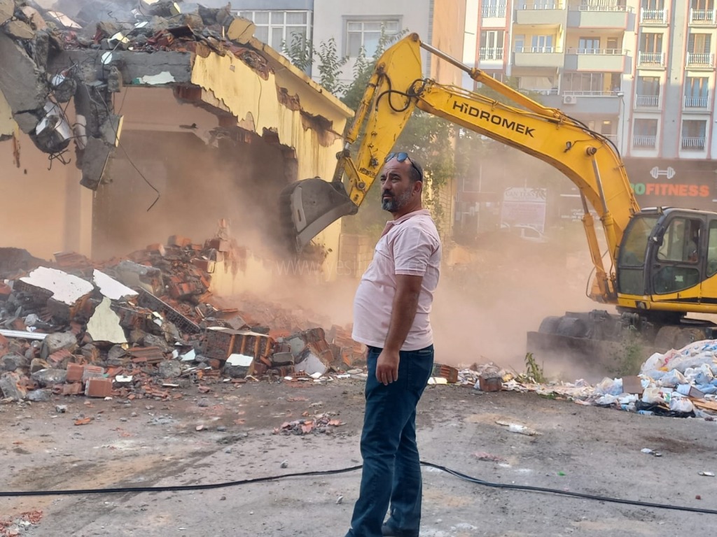Iğdırda Kentsel Dönüşüm Kapsamında Eski Yapılar Yıkılmaya Başladı