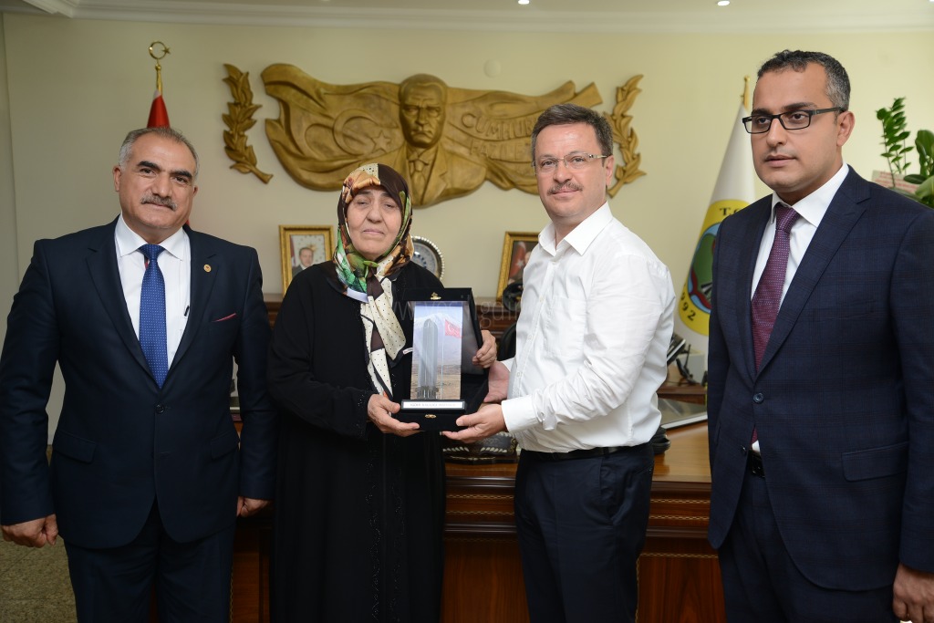 VALİ ÜNLÜ ŞEHİT ANNESİNİ MAKAMINDA AĞIRLADI