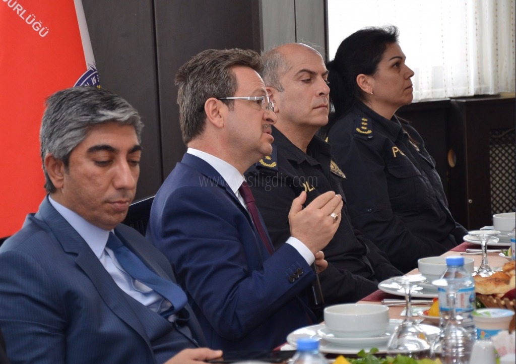 Vali Ünlü Yemek Programında Polislerle Buluştu