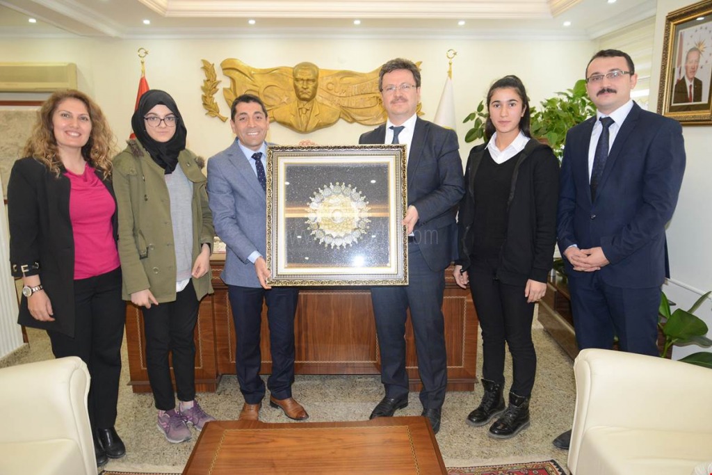 VALİ ÜNLÜ MİSAFİRLERİNİ MAKAMINDA KABUL ETTİ