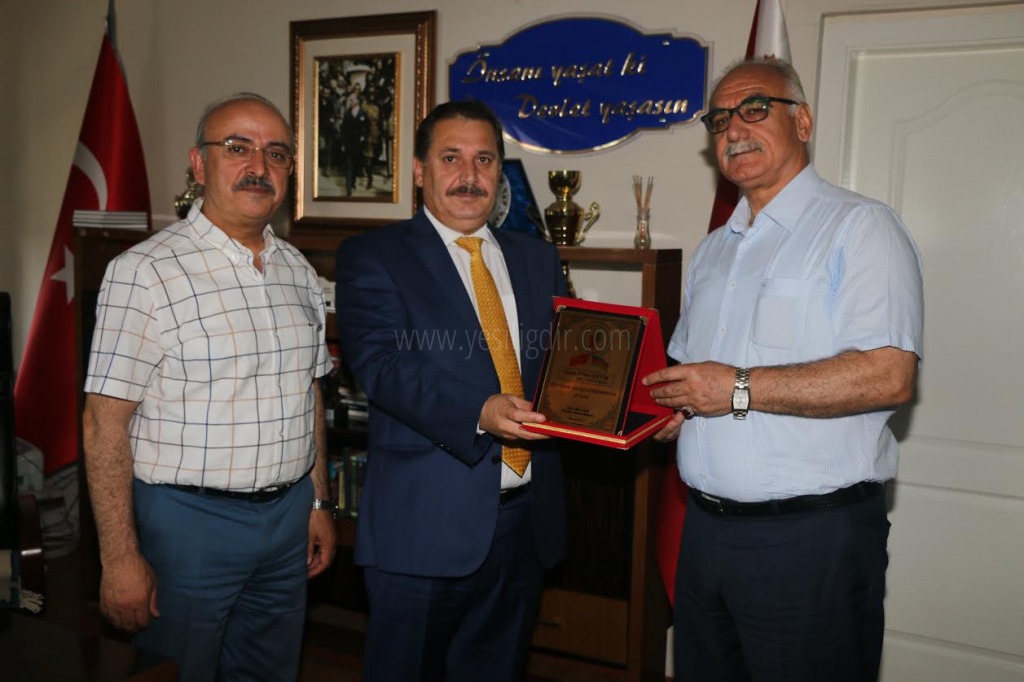İl Emniyet Müdürü Orhan Çevike Plaket Takdim Edildi