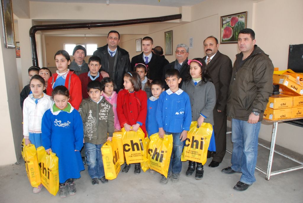 200 Öğrenciye Kıyafet Yardımı