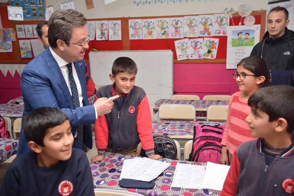 VALİ ENVER ÜNLÜ MİNİK ÖĞRENCİLERLE BULUŞTU