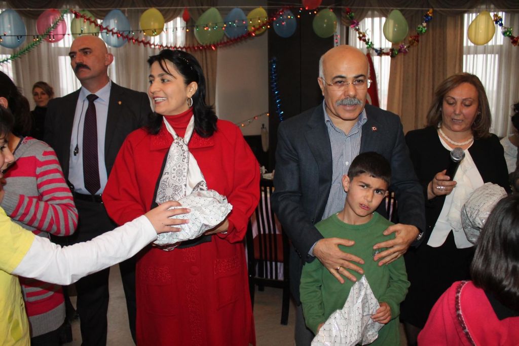 Hacı Ali Parim Çocuk Yuvasındaki Öğrencilere Yeni Yıl Kutlaması