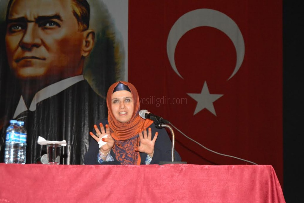YAZAR SEMA MARAŞLI IĞDIRDA SEVGİ DİLİ KONULU KONFERANS VERDİ