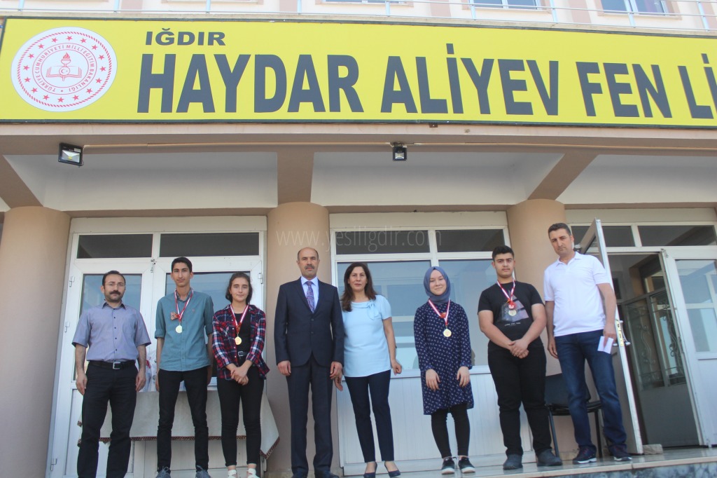 Öğrenciler Altınla Ödüllendirildi