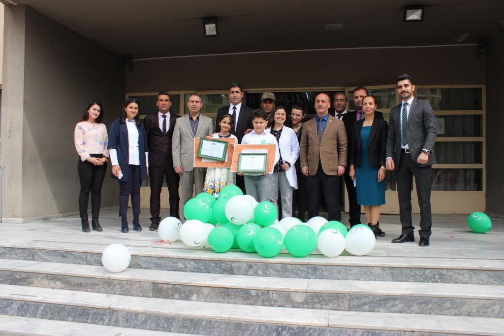 HÜSNÜ ÖZYEĞİN İLKOKULU ÖĞRENCİLERİ ÖDÜLLERİNİ ALDILAR