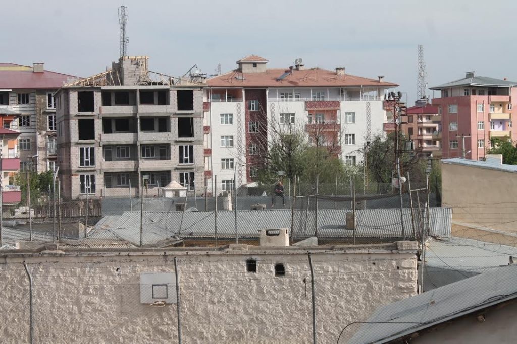 Hastaneye Gitmek İstemeyen Mahkum Cezaevi Çatısına Çıktı