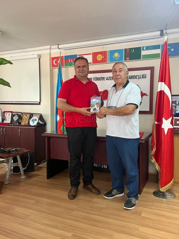 SERDAR ÜNSAL SOYKIRIM VE YÜREĞİM İREVANDA KALDI ROMANINI ABBAS UÇARA HEDİYE ETTİ